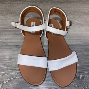 NWOT Steve Madden white leather sandals size 7.5